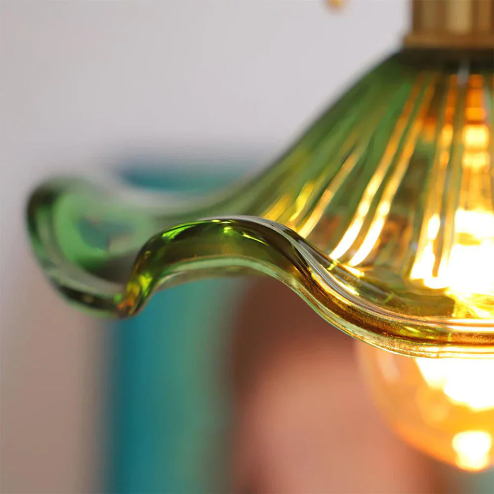 Suspension en Verre Floral avec Détails en Laiton