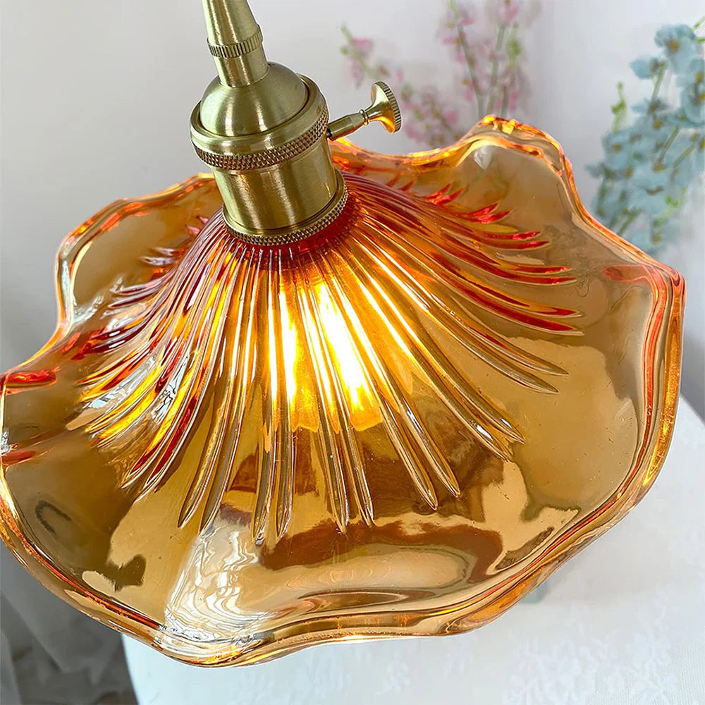 Suspension en Verre Floral avec Détails en Laiton