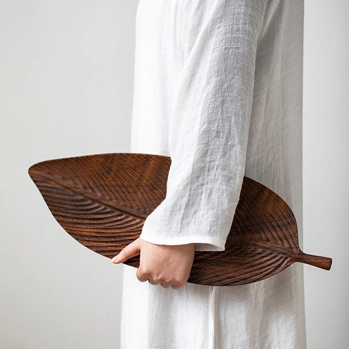 Assiette en Forme de Feuille – Bois de Noyer Naturel et Durable