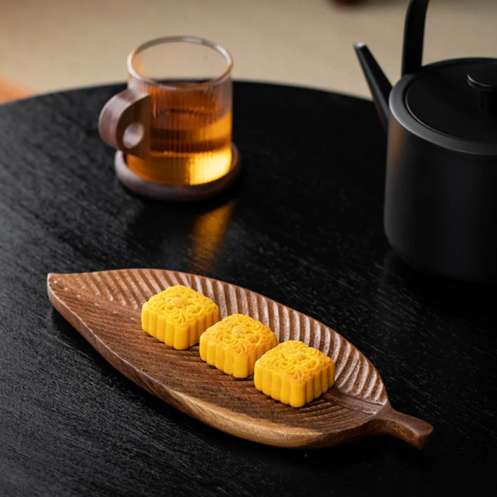 Assiette en Forme de Feuille – Bois de Noyer Naturel et Durable
