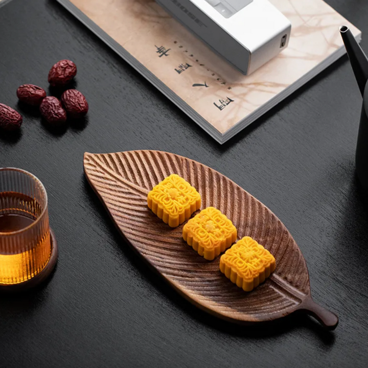 Assiette en Forme de Feuille – Bois de Noyer Naturel et Durable