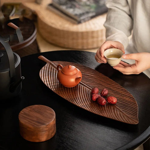 Assiette en Forme de Feuille – Bois de Noyer Naturel et Durable