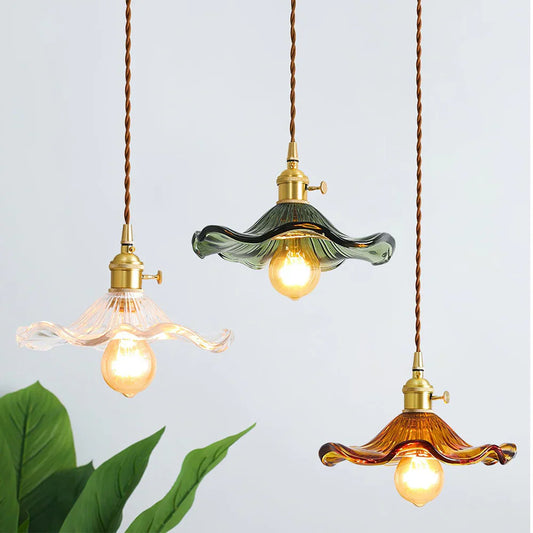Suspension en Verre Floral avec Détails en Laiton