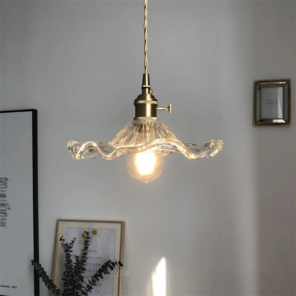 Suspension en Verre Floral avec Détails en Laiton